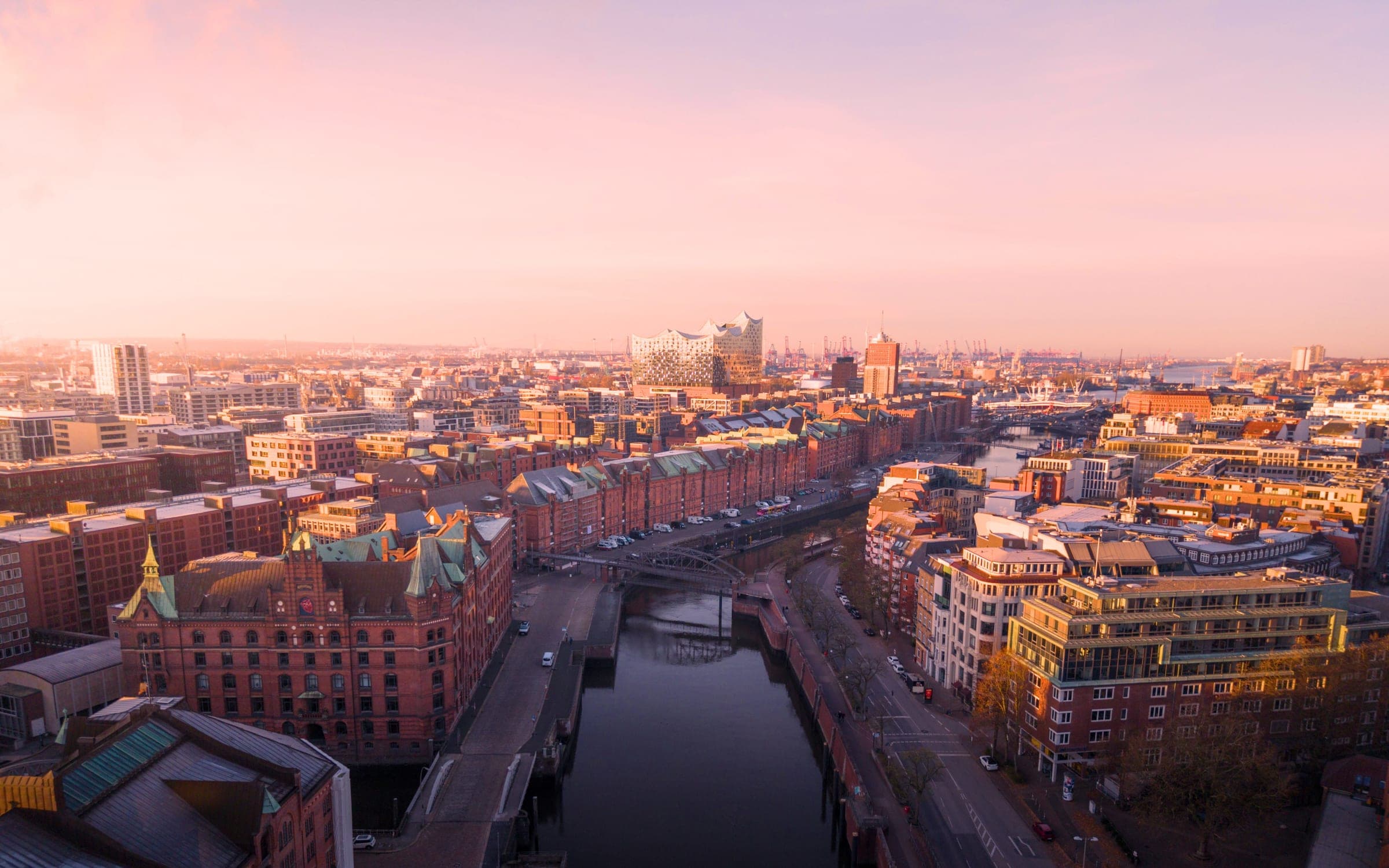 Vista aérea de Speicherstadt y el puerto de Hamburgo al atardecer